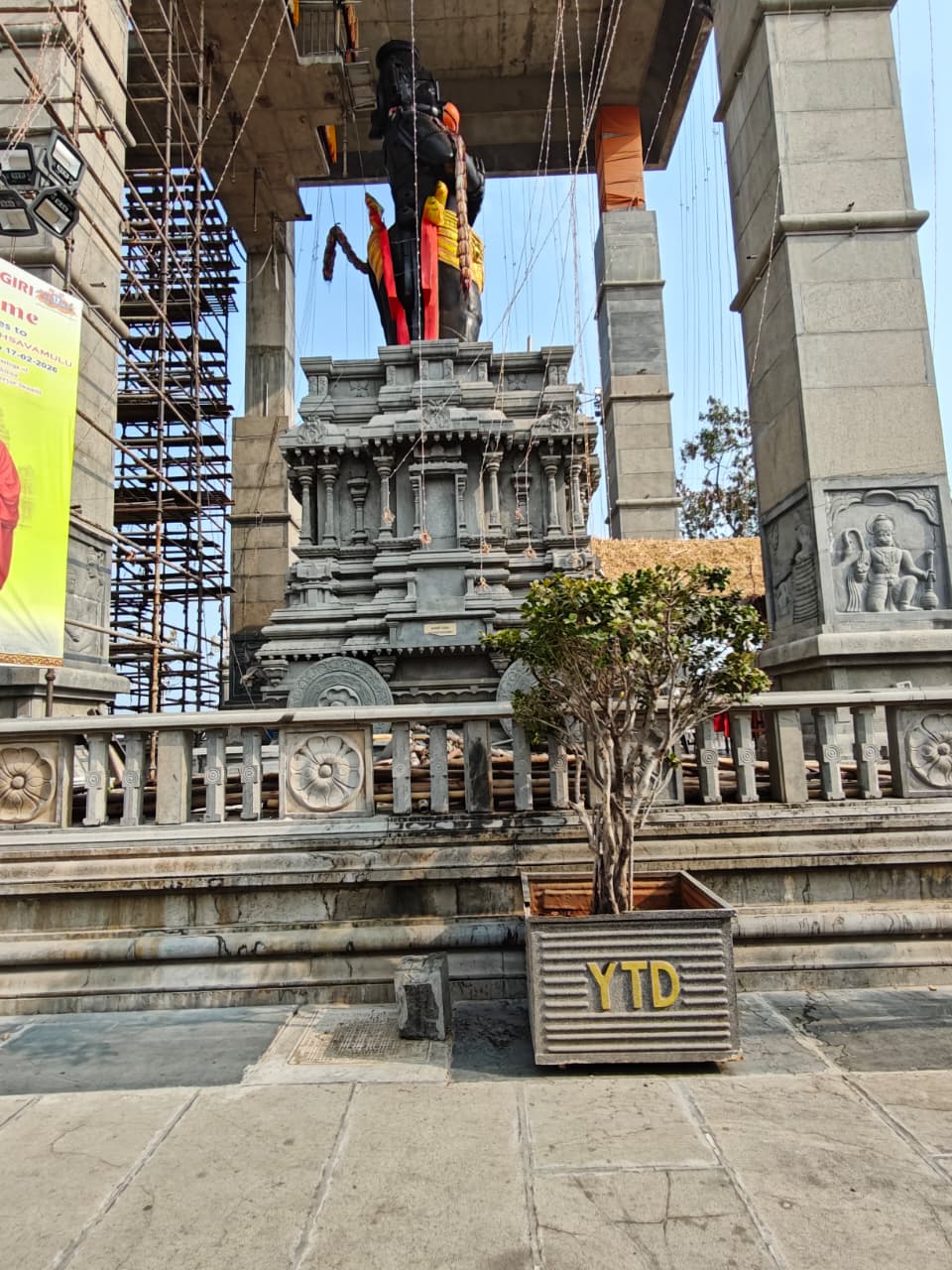 Tall Anjaneya Swamy at Swarnagiri temple.jpeg